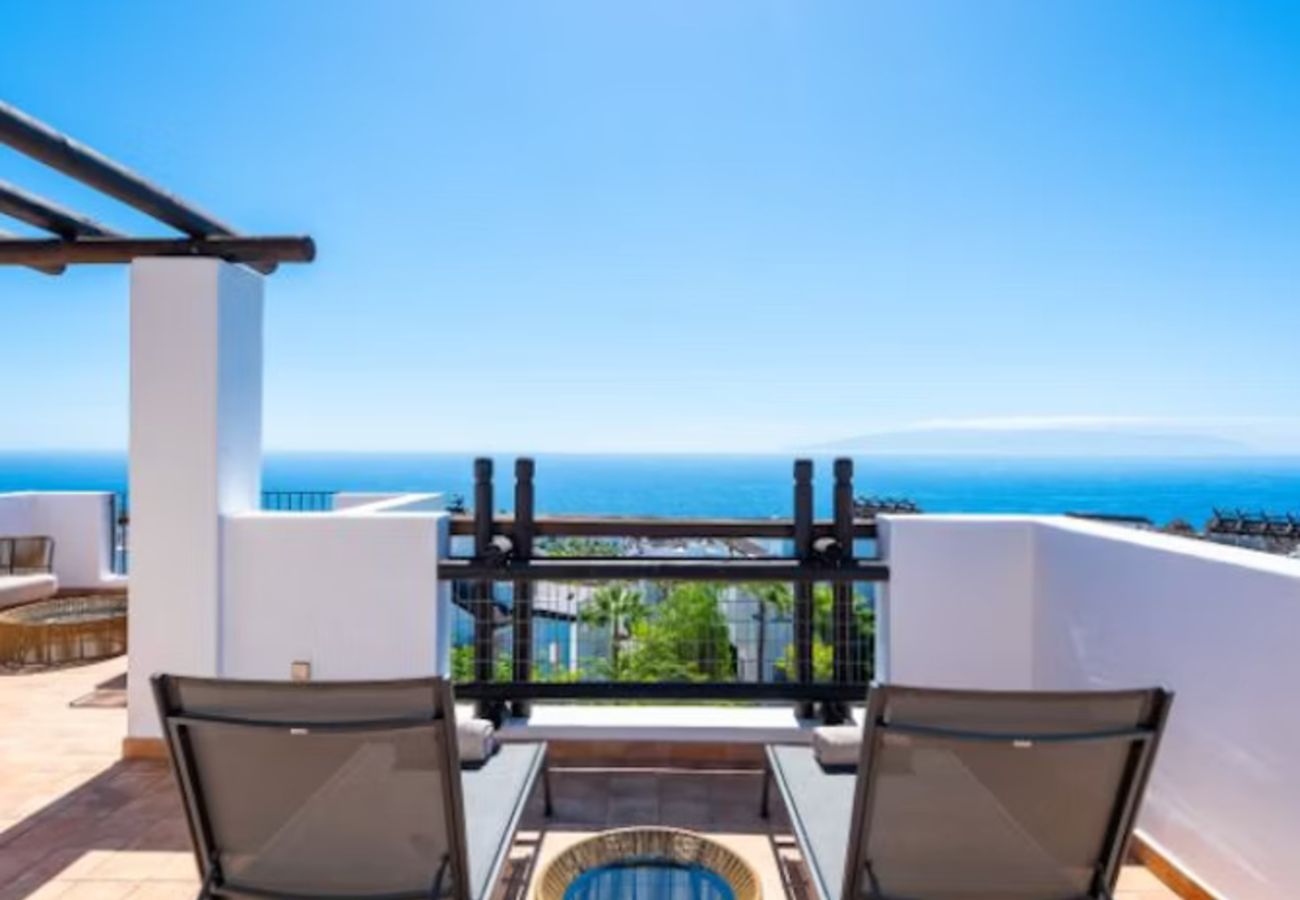 Aparthotel in Guía de Isora - 3-Bedroom Suite with Private Jacuzzi and Sea View