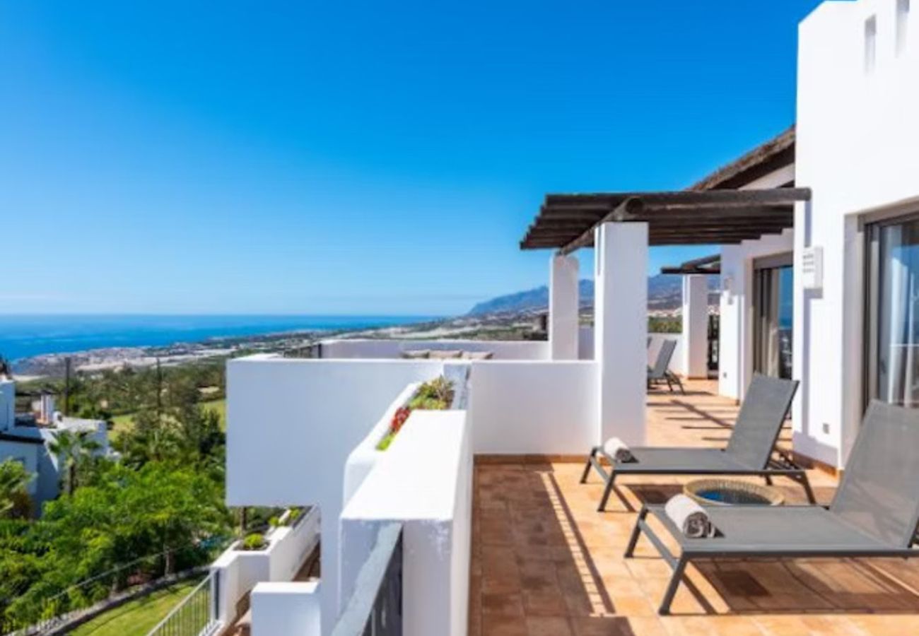 Aparthotel in Guía de Isora - 3-Bedroom Suite with Private Jacuzzi and Sea View