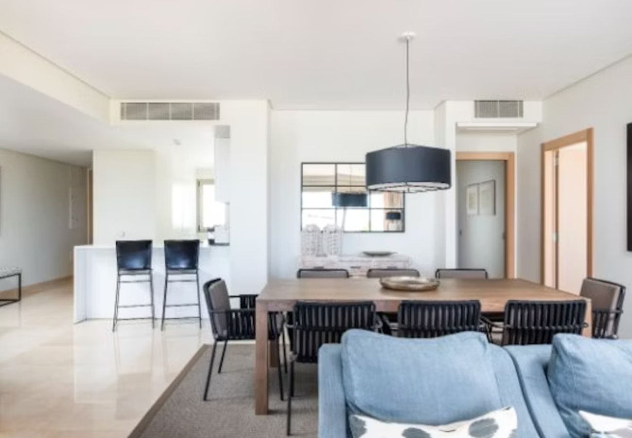 Aparthotel in Guía de Isora - 3-Bedroom Suite with Private Jacuzzi and Sea View