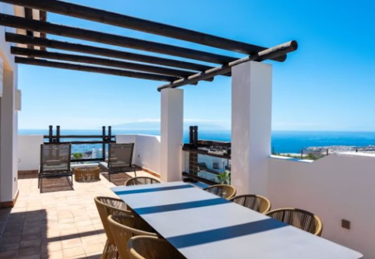 Aparthotel in Guía de Isora - 3-Bedroom Suite with Private Jacuzzi and Sea View