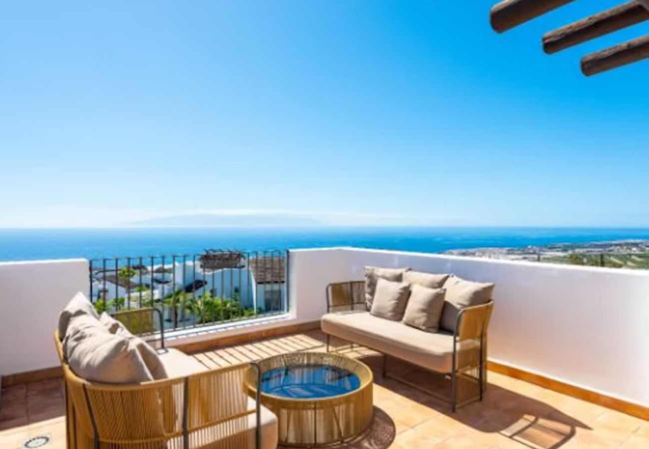 Aparthotel in Guía de Isora - 3-Bedroom Suite with Private Jacuzzi and Sea View
