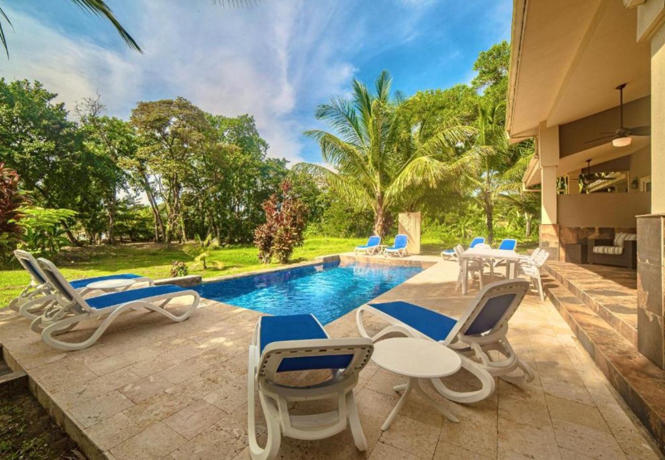 Aparthotel in Bocas del Toro - Luxury Beachfront Villa with Private Pool and Direct Beach Access in Bocas del Toro