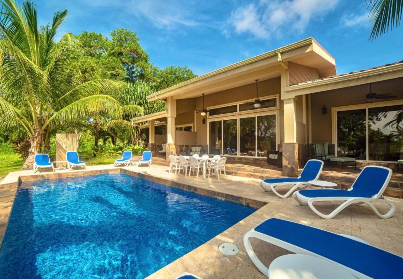 Aparthotel in Bocas del Toro - Luxury Beachfront Villa with Private Pool and Direct Beach Access in Bocas del Toro