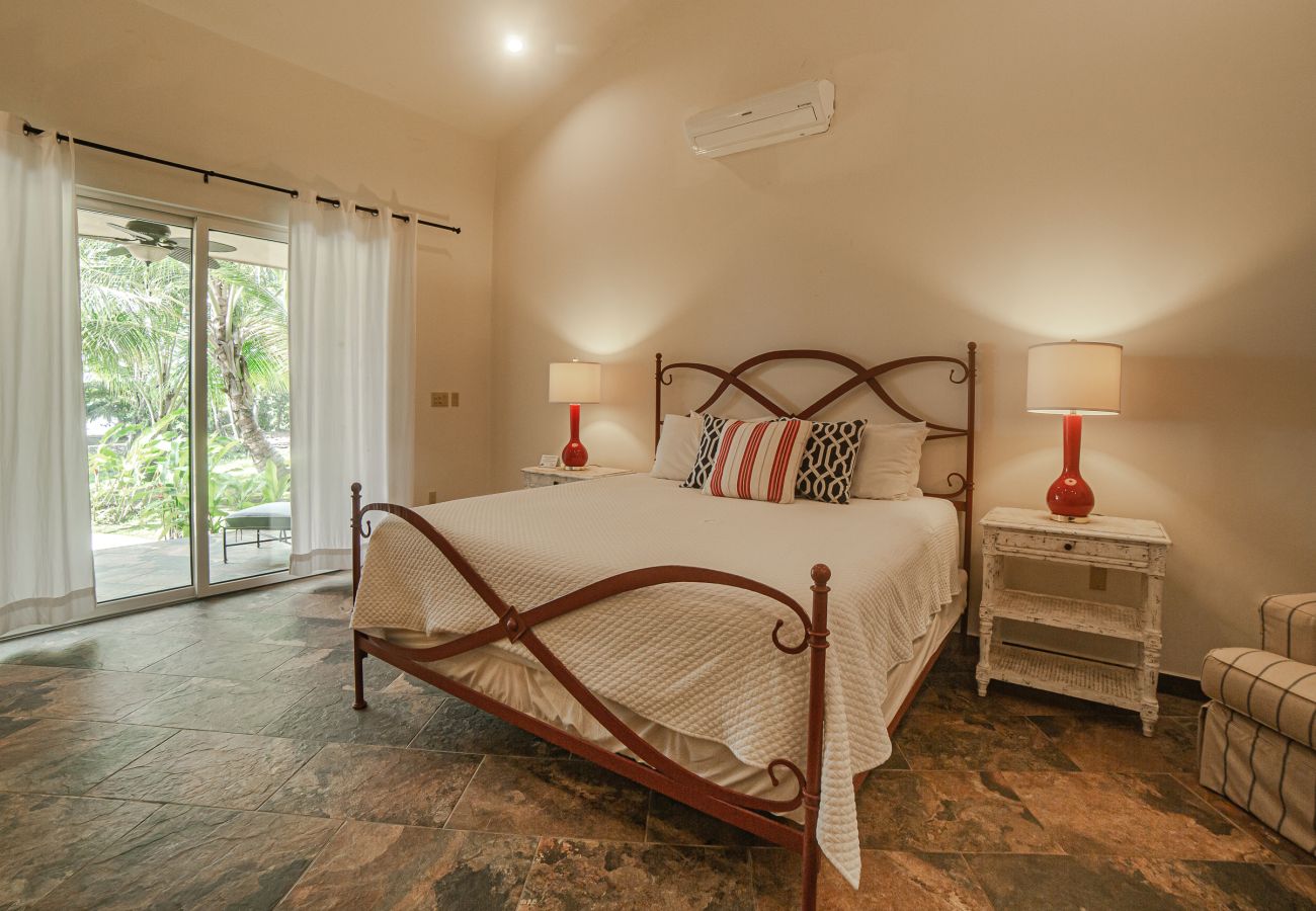 Aparthotel in Bocas del Toro - Luxury Beachfront Villa with Private Pool and Direct Beach Access in Bocas del Toro