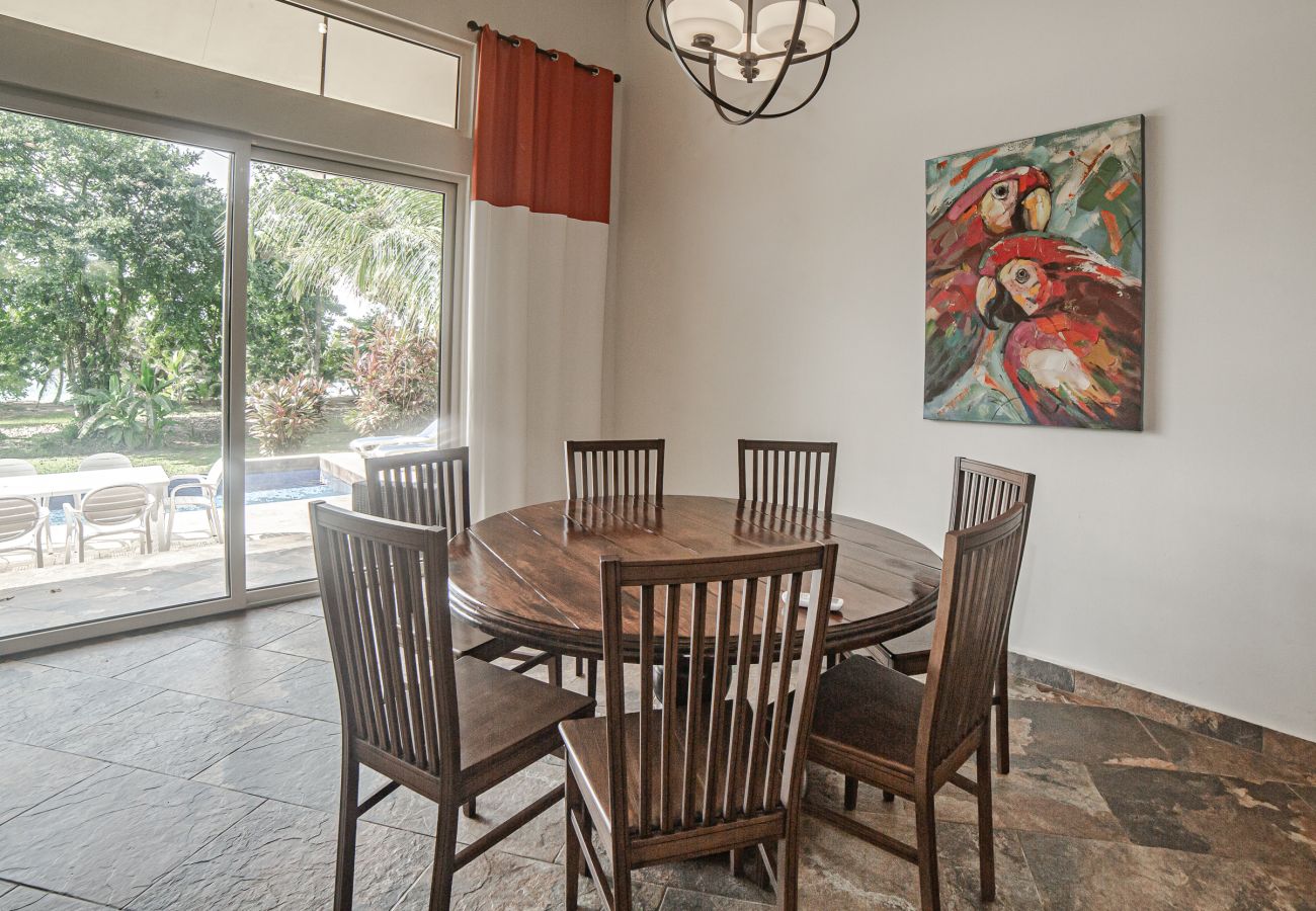 Aparthotel in Bocas del Toro - Luxury Beachfront Villa with Private Pool and Direct Beach Access in Bocas del Toro