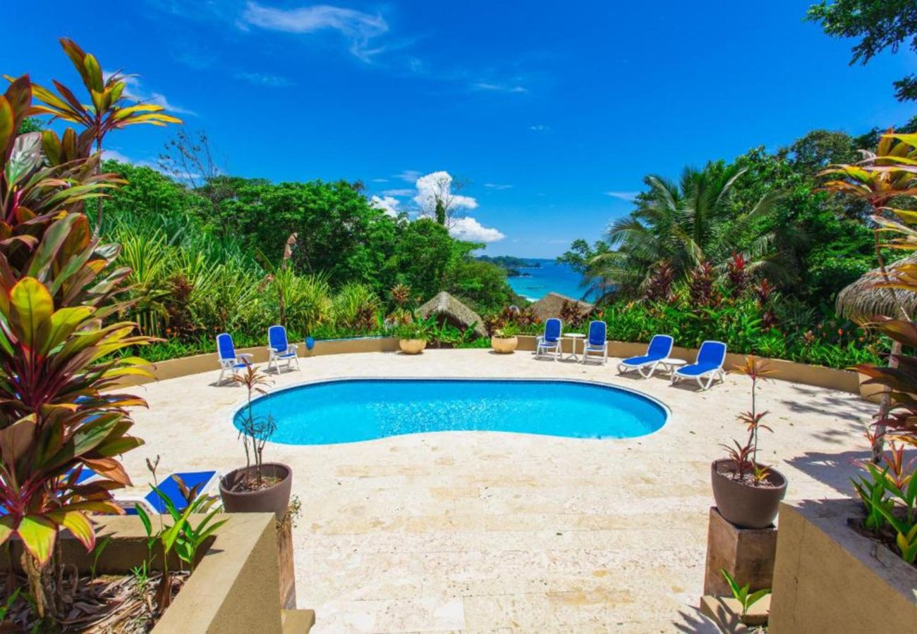 Aparthotel in Bocas del Toro - Balinese-Style 2-Bedroom Bungalow with Pool and Ocean View in the Jungle of Bocas del Toro