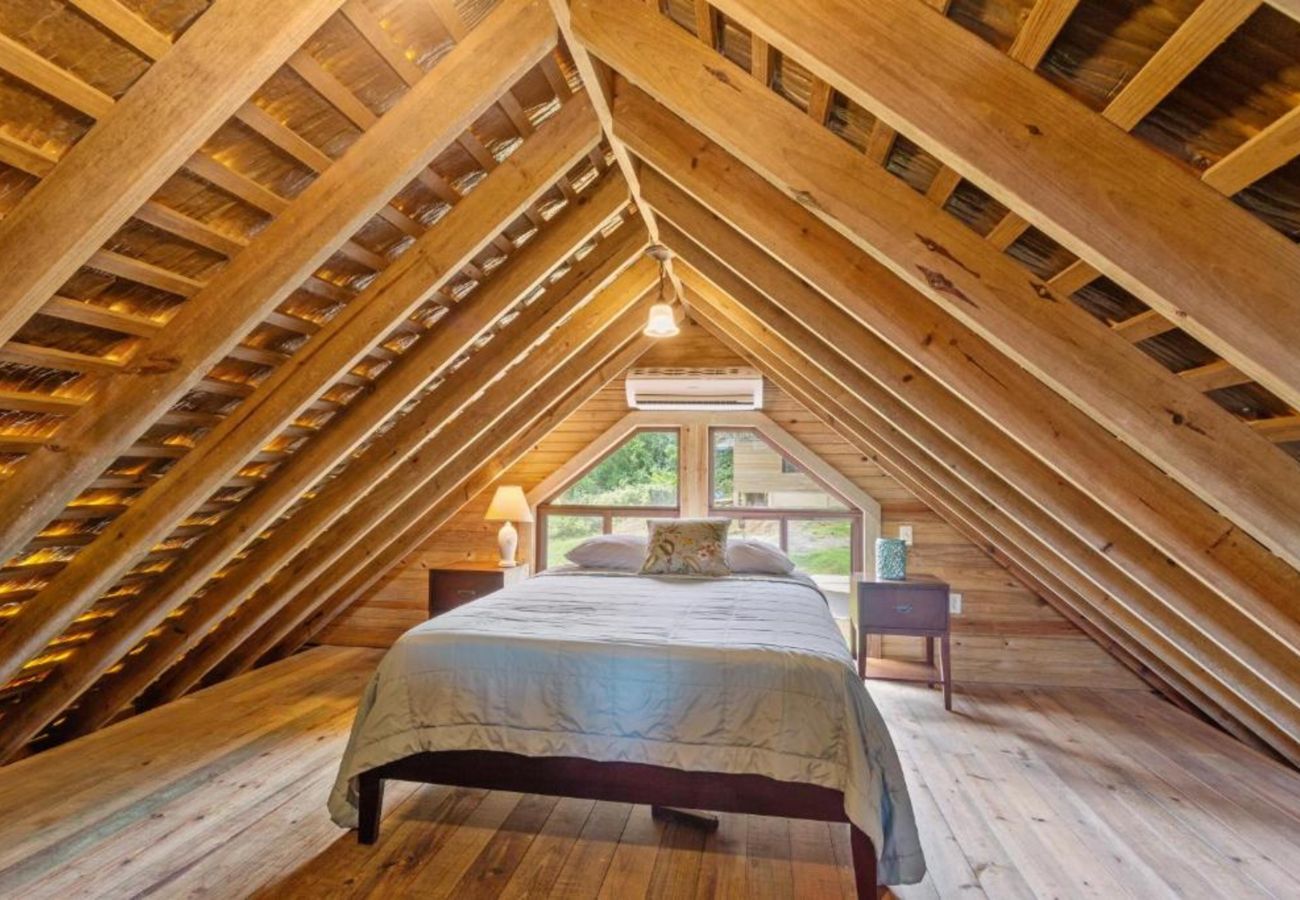 Aparthotel in Bocas del Toro - Balinese-Style 2-Bedroom Bungalow with Pool and Ocean View in the Jungle of Bocas del Toro